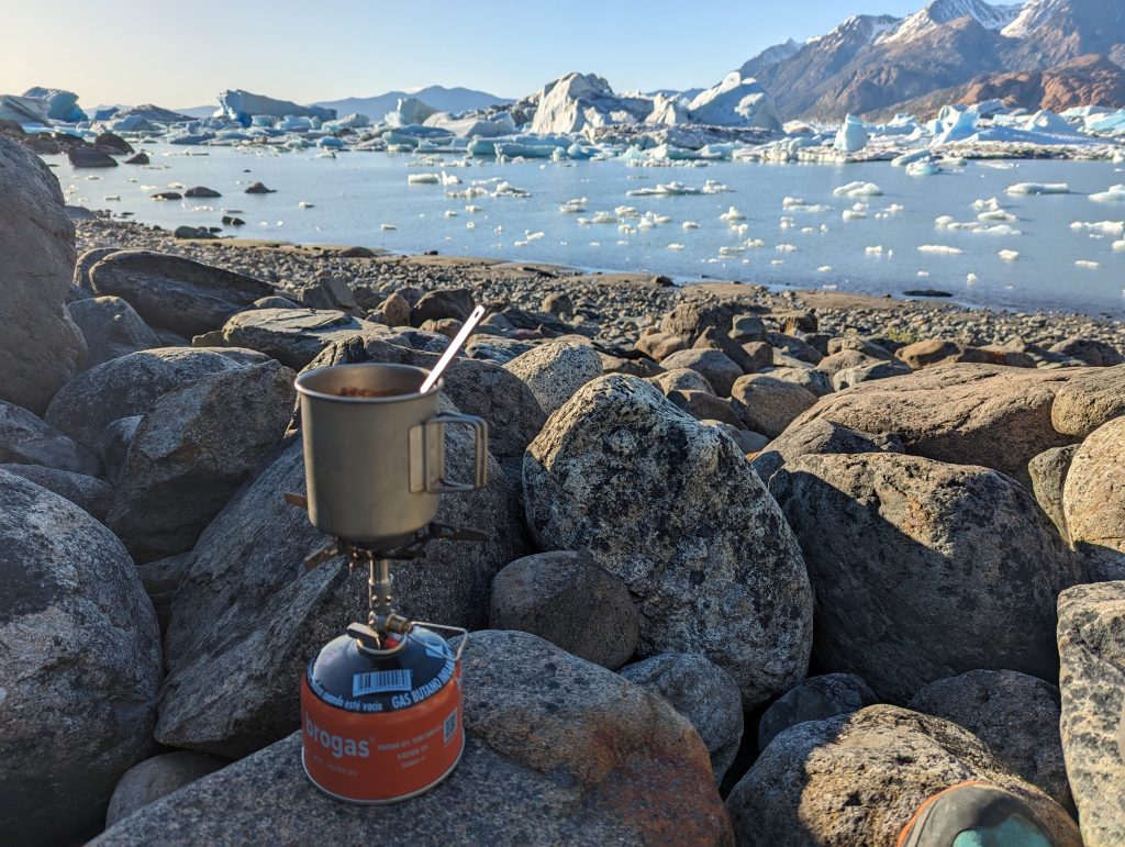 Kaffee mit Aussicht auf Eisblöcke
