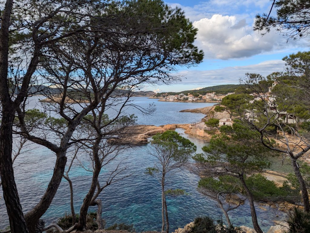 Blick auf Sant Elm am Meer.