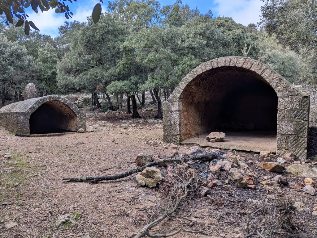 Zeigt Köhlerhütten im Wald